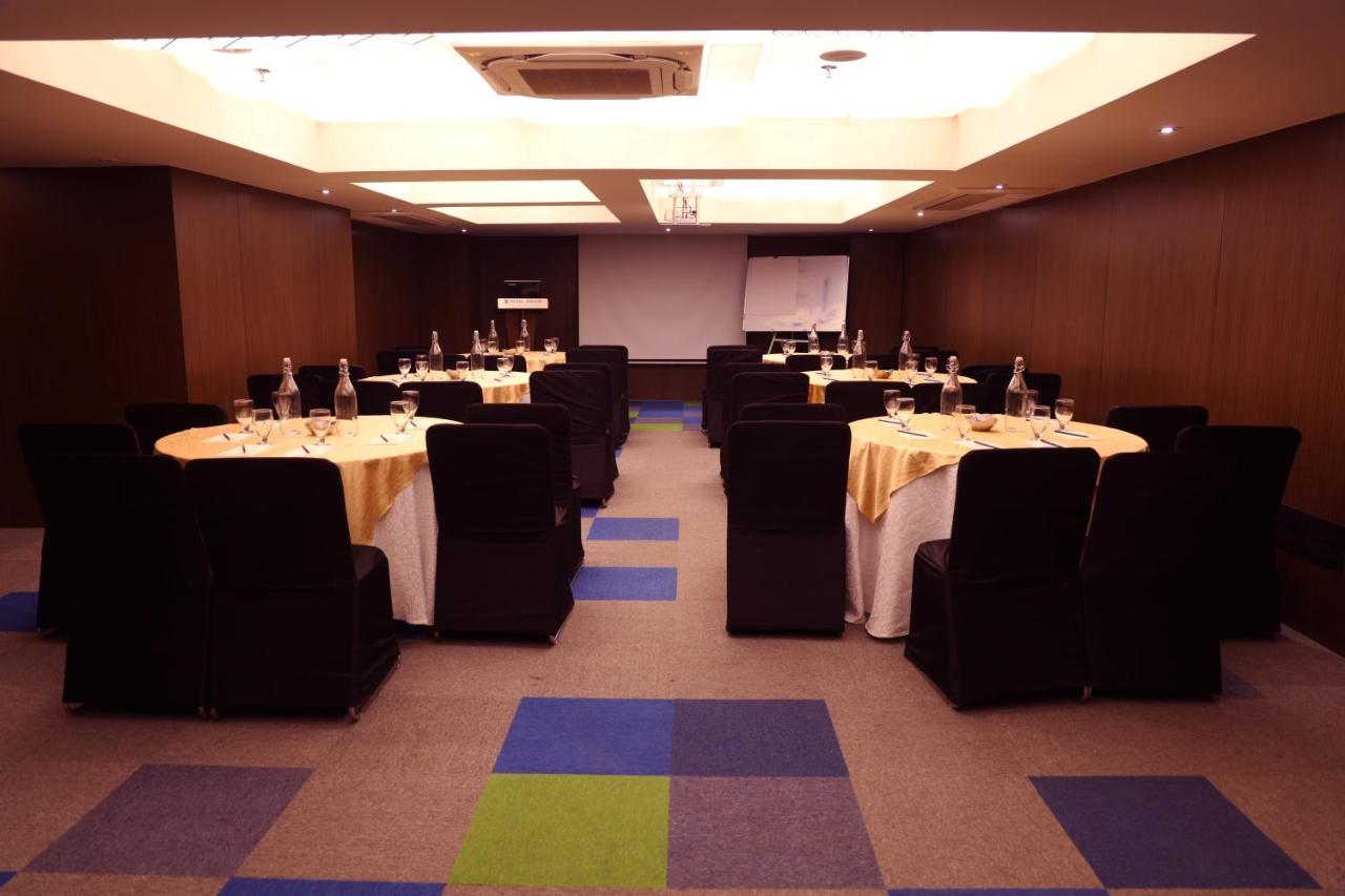 Royal Orchid Golden Suites Púna Exteriér fotografie