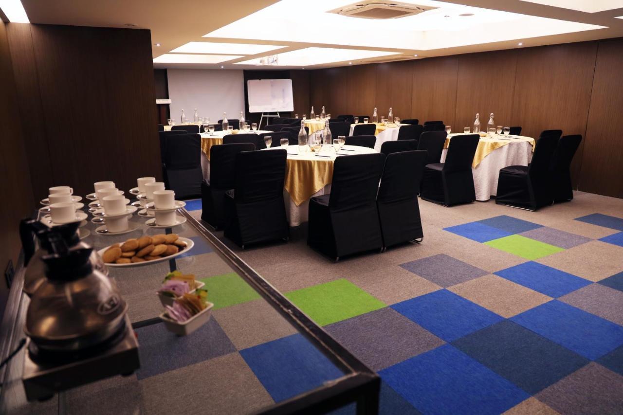 Royal Orchid Golden Suites Púna Exteriér fotografie